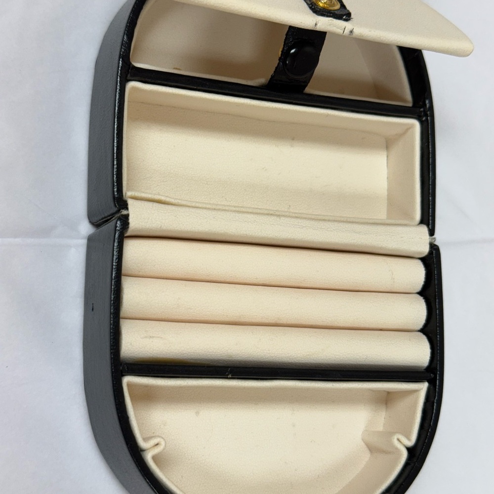 Wolf Heritage Oval Jewelry Zip Case, genuine leather. - Picture 10 of 14